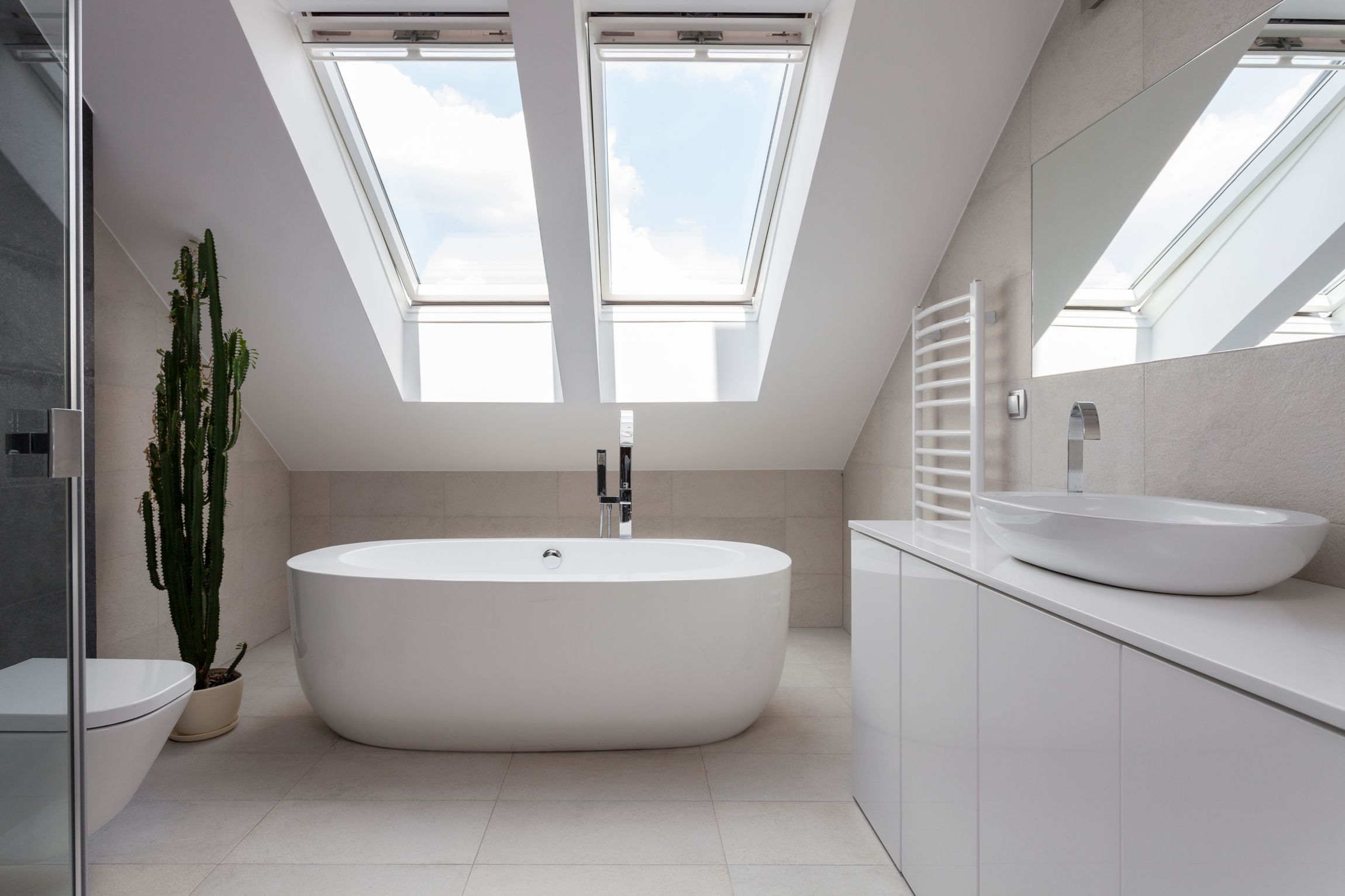 Badezimmer mit Badewanne und Pflanze